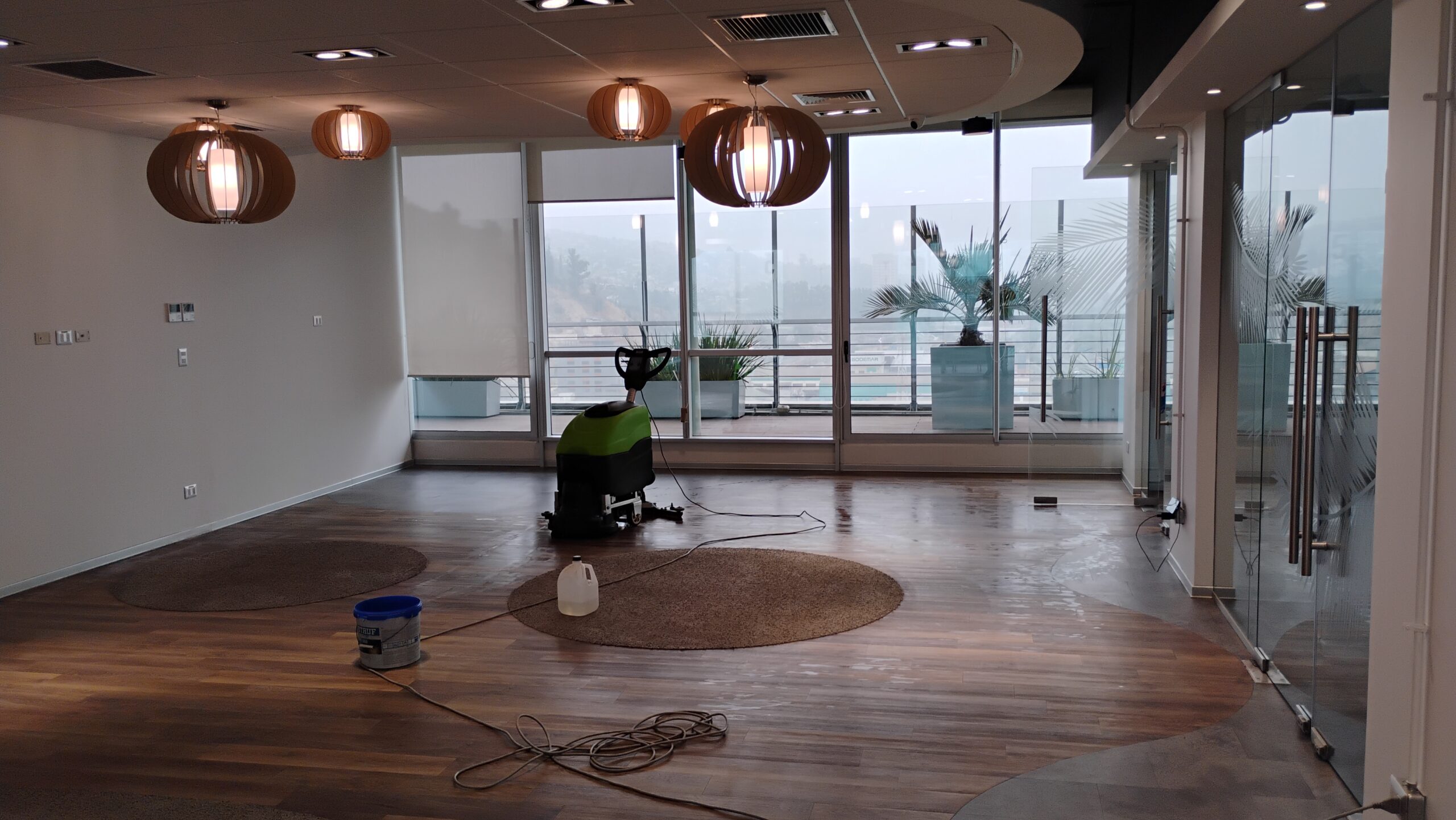 Personal realizando aseo y mantención profesional de oficinas en una empresa de Viña del Mar en el edificio Reitz, con limpieza de escritorios, pisos y áreas comunes.