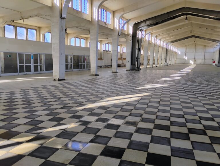 Limpieza industrial de hangar en Proyecto Barón, Valparaíso, realizada por ASIND para mantener bodegas y espacios industriales limpios y seguros.