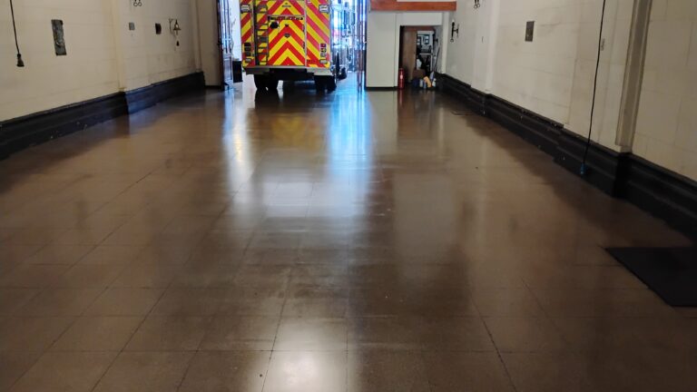 Servicio de limpieza profesional realizado por ASIND en el cuartel de la Tercera Compañía de Bomberos de Valparaíso, con altos estándares de higiene y mantenimiento.